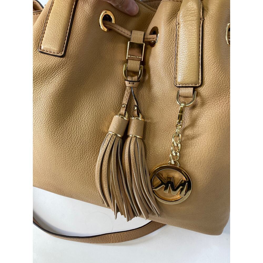 MICHAEL KORS, LARGE CAMEL LEATHER CROSSBODY BAG WITH TASSEL - Picture 10 of 16